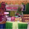 Pelaku UKM Desa Timbang saat memperlihatkan produk unggulannya.